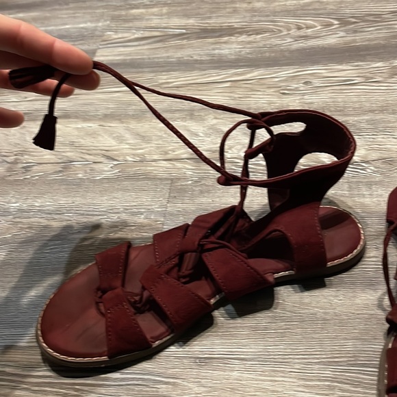 Women’s Roman Sandal style flats - Picture 2 of 3